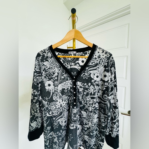 Women’s Burnout V Neck Henley Black Gray Top Boho XL Whimsigoth Y2K Dark Floral - Picture 3 of 9